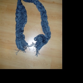 Šedá šálka mačkaného vzhledu C&A