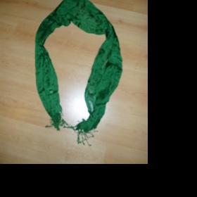 Zelená šálka pomačkaného vzhledu