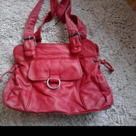 Červená kabelka