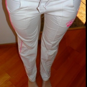 Bílé tepláky s růžovým zdobením Nike