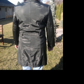 Černý jarní nepromokavý kabátek