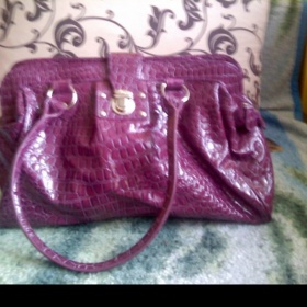 Lesklá fialová kabelka - foto č. 1
