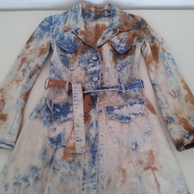 Extravagantní džínovo - béžový kabát Guess