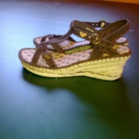 Čokoládově hnědé sandálky na klínku Roxy - foto č. 1