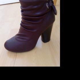 Tmavěfialové kotníčkové boty deichmann