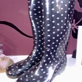 Fialovo černé holinky s puntíky - foto č. 1