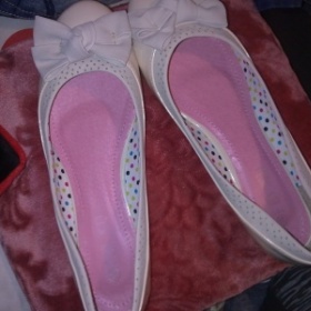 Nude lesklé balerínky s mašlí