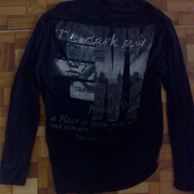 Černé tričko na rameno