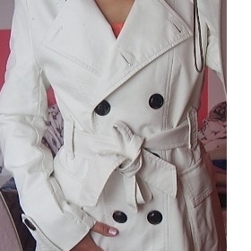 Bílý jarní kabátek