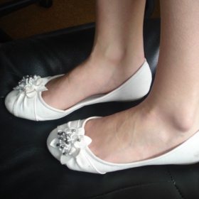 Bílé balerínky s květinou - foto č. 1