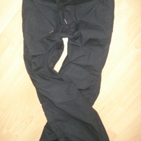 Černé sportovní kalhoty dole do gumy - foto č. 1