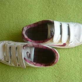 Tenisky Nike na suchý zip bílé barvy