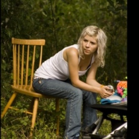 Odbarví Majiblond od Loréal tmavší popelavé vlasy?