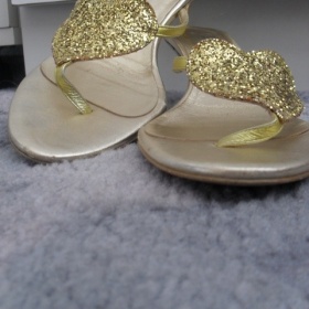 Zlaté společenské žabky z Itálie