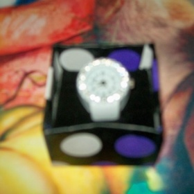 Bílé hodinky na prst osazené kamínky - foto č. 1