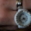Bílé hodinky na prst osazené kamínky - foto č. 2