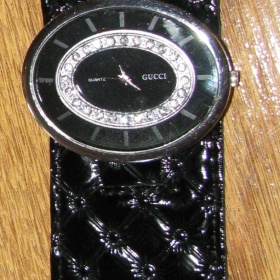 Černé hodinky Gucci. - foto č. 1