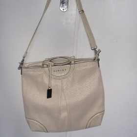Bledá bežovo biela kabelka Sisley do suky i ako crossbody