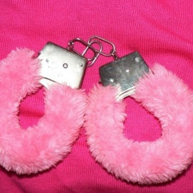 Růžové kovové pouta