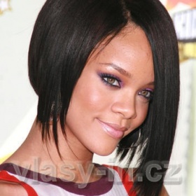 Polodlouhý účes pro hranatý obličej