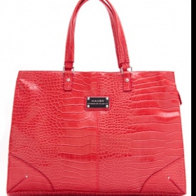 Lze nosit červenou kabelku tak, aby outfit nepůsobil příliš lacině?