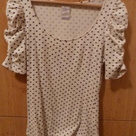 Puntíkované meruňkovo - černé tričko ze Zary s nařasenými rukávy