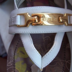 Bílé kožené žabky replay se zlatým plíškem