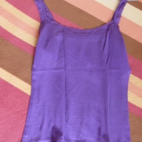 Fialové tílko z H&M s krajkovými ramínky
