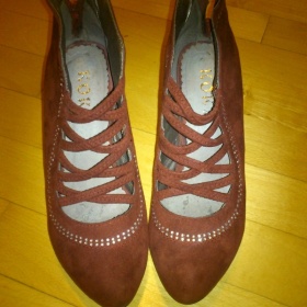 Červené lodičky s kamínky