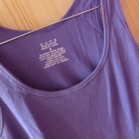 Fialové tílko Gate se širokými ramínky - foto č. 1