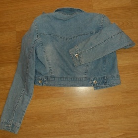 Světle modrá bundička do pasu