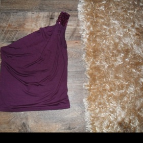 Fialové tričko na jedno rameno s flitry Amisu - foto č. 1