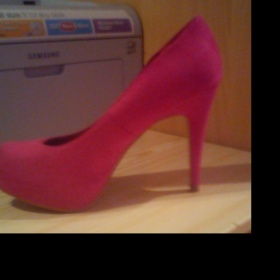 Jakou barvu kabelku k růžovým lodičkám