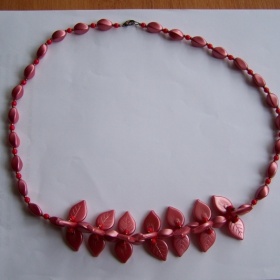 Růžovo - červený náhrdelník