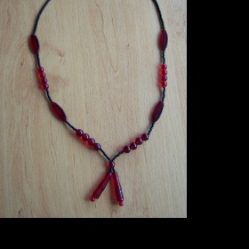 Tmavě červený náhrdelník