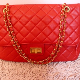 Červená kabelka se zlatým řetízkem - foto č. 1