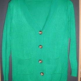 Zelený svetr s knoflíčky a motýlky - foto č. 1