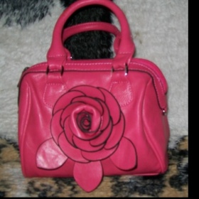 Červená kabelka do ruky