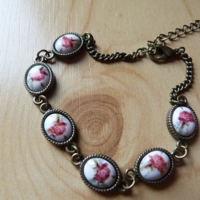 Měďěný kytičkovaný náramek