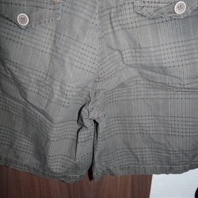 Khaki kostkované kraťasy