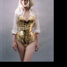 Kde sehnat železný korzet z klipu Sweet Dreams od Beyoncé?