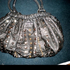 Černá kabelka s kovovými ozdobami