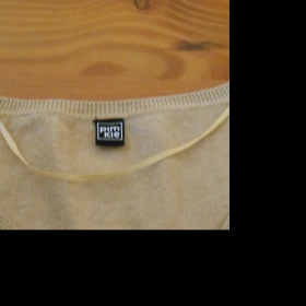 Béžový svetřík s výstřihem do V Pimkie - foto č. 1