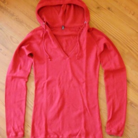 Červený svetřík s kapucou Amisu