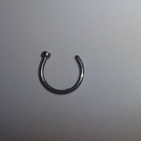 Piercing do nosu z oceli