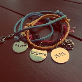 Náramek s Love, Peace, Faith přívěskem