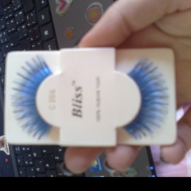 Kovově modré nalepovací řasy na párty