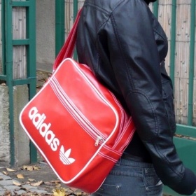 Červenou a bílou sportovní tašku - foto č. 1