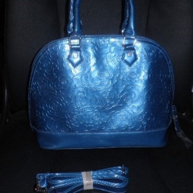 Modrá lakovaná kabelka + odepinatelný popruh - foto č. 1