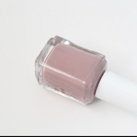 Lak na nehty Essie Lady like